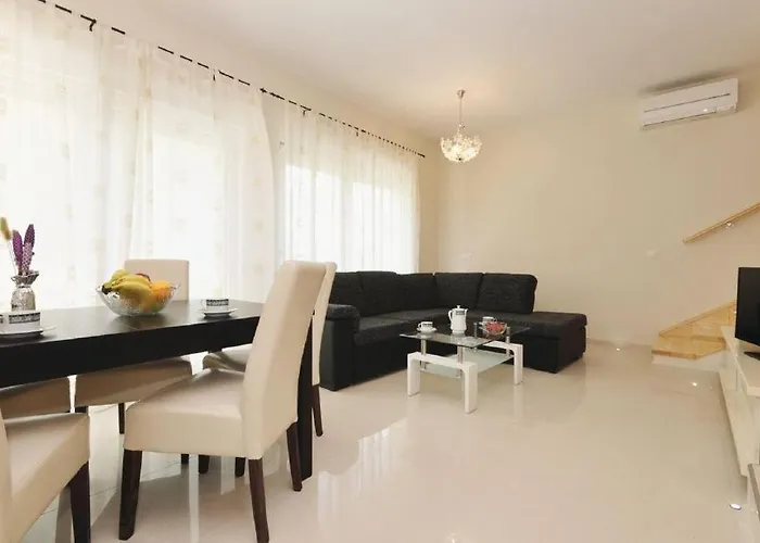 With A Parking Space - 12203 דירה